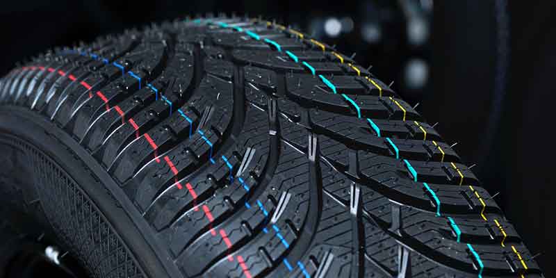 実例としてゴム・コンパウンドを使用した自動車用タイヤの接写