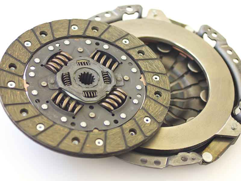 自動車のエンジン室における金色の熱硬化性樹脂部品