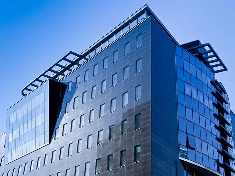 ブッスの混練システムで製造された陽極ペーストによる建物正面のアルミニウム部材