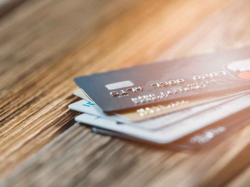 カレンダー混練システムの実例としてのクレジットカード