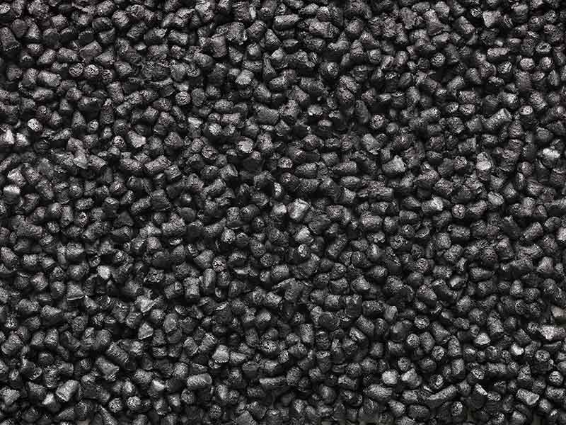 ポリカーボネート混練システムで製造された黒色顆粒