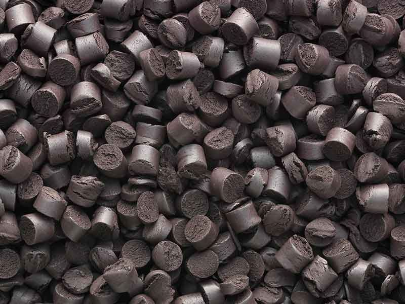 ブッスの混練システムで混練させた熱可塑性充填強化プラスチックの濃紫色材料顆粒