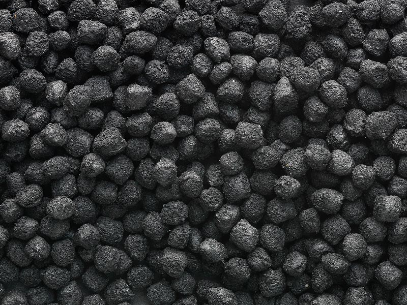 混練技術によって製造されたゴム・コンパウンドの黒色顆粒